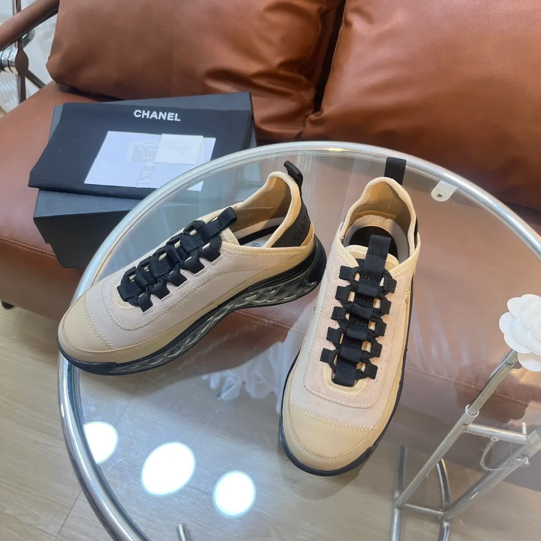 👟👟Ex-factory price 600👟👟 [Long-term supply of high-end versions] ⚠️Note: This model has many colors and the market has a complete range of colors. Welcome to consult ~ chanel Chanel Xiaoxiang casual sports shoes for couples and dad shoes for couples. The original version of the counter is 1:1, each color is accurately matched, and the internal standard is coded. ❣️Fabric material: original imported cow down + imported fabric, ❣️Inner material: imported breathable velvet, ❣️Outsole material: Original 1:1 mold opening, 3 layers of TPU ❣️Number of sizes: Women's 35-42 Men's 39-46 (Men's ➕10) Couple's version (with full set of high-end packaging)